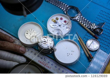 Repairing a wristwatch. Watch repair 128129089