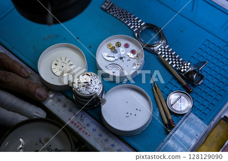 Repairing a wristwatch. Watch repair 128129090