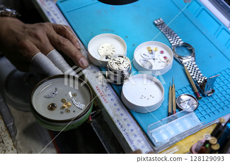 Repairing a wristwatch. Watch repair 128129093