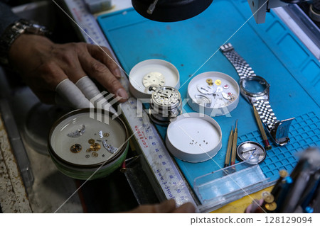 Repairing a wristwatch. Watch repair 128129094