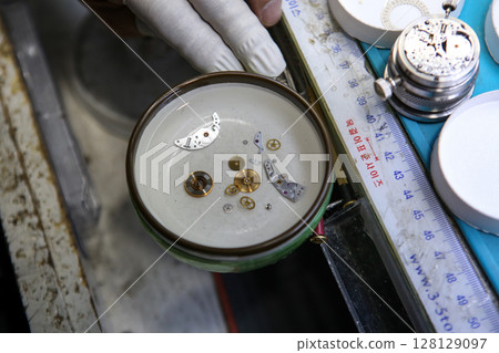 Repairing a wristwatch. Watch repair Repairing a wristwatch. Watch repair 128129097
