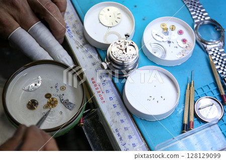 Repairing a wristwatch. Watch repair 128129099