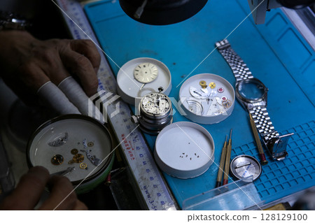 Repairing a wristwatch. Watch repair 128129100