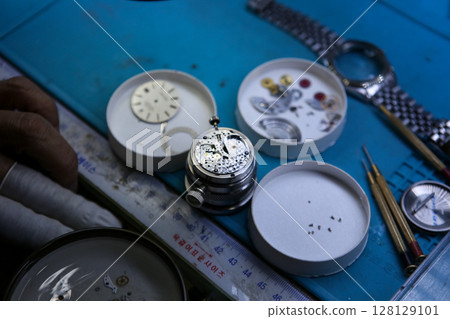 Repairing a wristwatch. Watch repair Repairing a wristwatch. Watch repair 128129101
