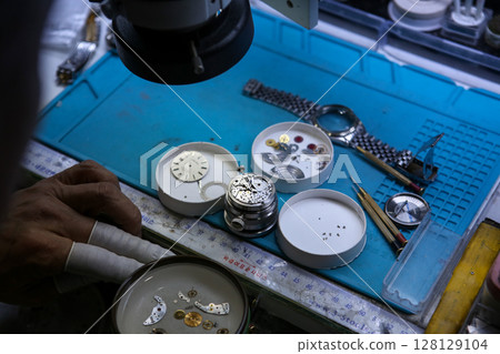 Repairing a wristwatch. Watch repair 128129104