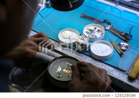 Repairing a wristwatch. Watch repair 128129106
