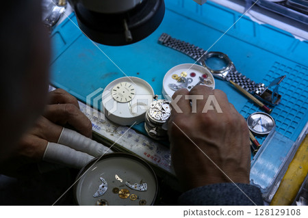 Repairing a wristwatch. Watch repair 128129108