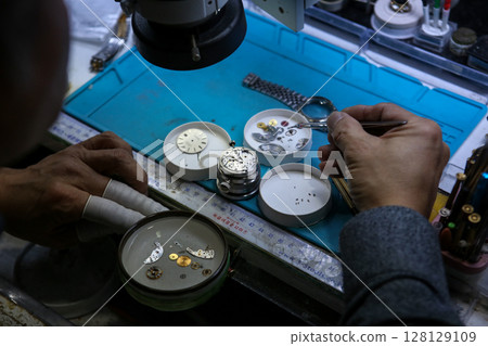 Repairing a wristwatch. Watch repair Repairing a wristwatch. Watch repair 128129109