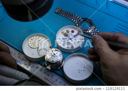 Repairing a wristwatch. Watch repair 128129111