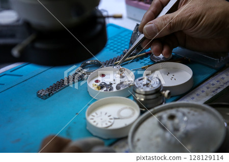 Repairing a wristwatch. Watch repair 128129114