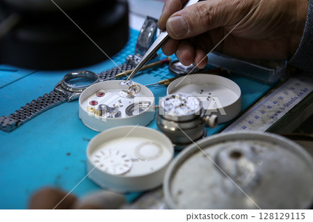 Repairing a wristwatch. Watch repair 128129115