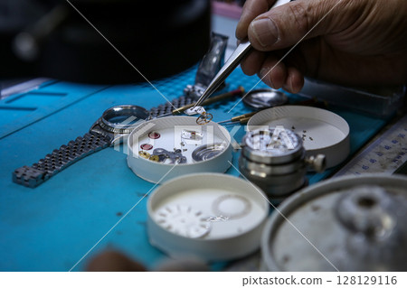 Repairing a wristwatch. Watch repair 128129116