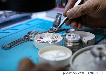 Repairing a wristwatch. Watch repair Repairing a wristwatch. Watch repair 128129118