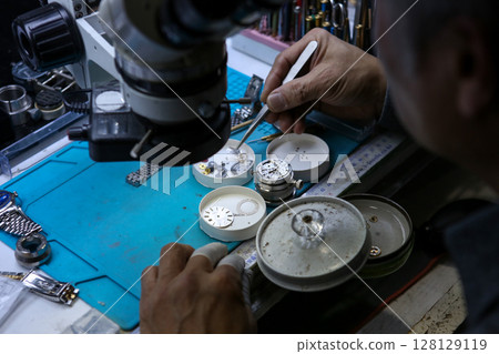 Repairing a wristwatch. Watch repair Repairing a wristwatch. Watch repair 128129119
