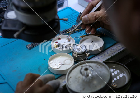 Repairing a wristwatch. Watch repair Repairing a wristwatch. Watch repair 128129120