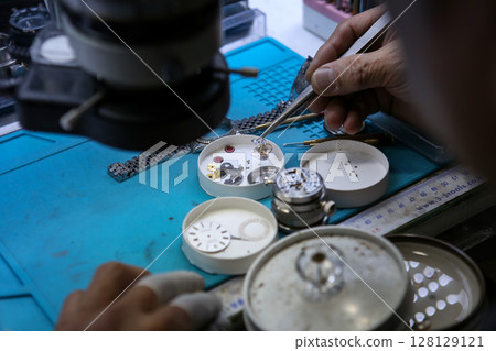 Repairing a wristwatch. Watch repair 128129121