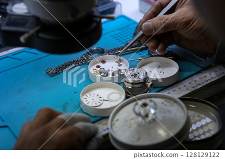Repairing a wristwatch. Watch repair 128129122