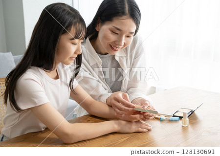 母親給女兒銼指甲 母親給女兒銼指甲 128130691