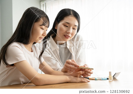 母親給女兒銼指甲 母親給女兒銼指甲 128130692