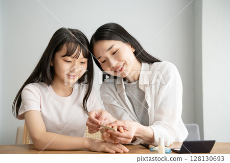 母親給女兒銼指甲 母親給女兒銼指甲 128130693