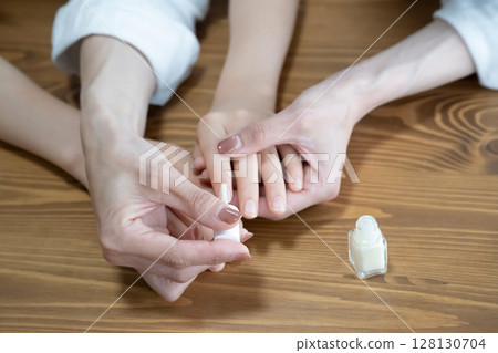 媽媽幫女兒的指甲塗指甲油 128130704