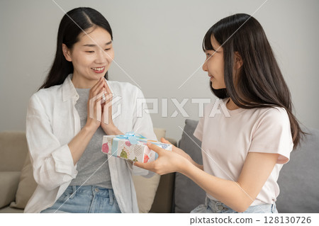 送禮物給我母親的女孩 送禮物給我母親的女孩 128130726