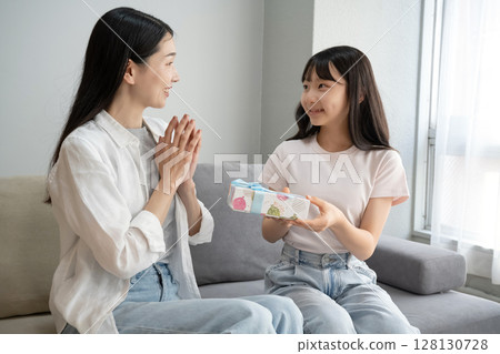 送禮物給我母親的女孩 128130728