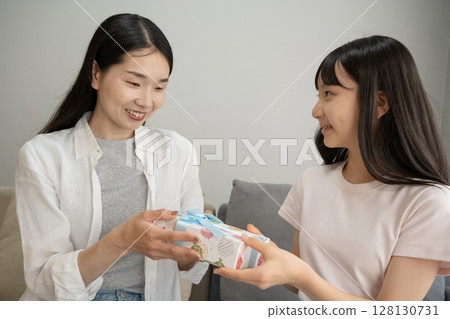 母親送禮物給她的女兒 母親送禮物給她的女兒 128130731