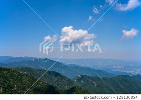 Mt. Gozaisho in summer "Panorama from the top of the mountain" 128130854
