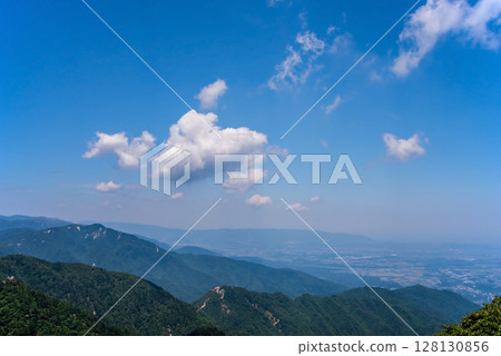 Mt. Gozaisho in summer "Panorama from the top of the mountain" Mt. Gozaisho in summer "Panorama from the top of the mountain" 128130856