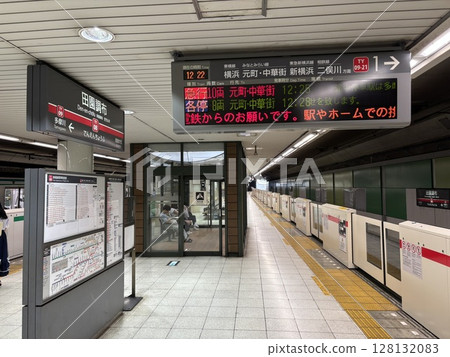 Tokyu Toyoko Line Denenchofu Station platform Tokyu Toyoko Line Denenchofu Station platform 128132083