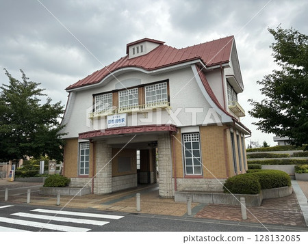 Tokyu Denenchofu Station building Tokyu Denenchofu Station building 128132085