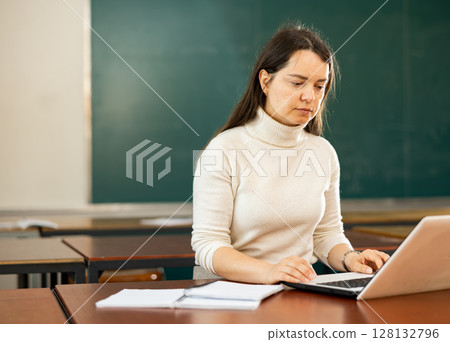 Portrait of a concentrated girl student preparing for classes 128132796