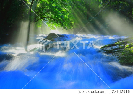 Kikuchi Valley with beautiful rays of light (Kikuchi City) Kikuchi Valley with beautiful rays of light (Kikuchi City) 128132916