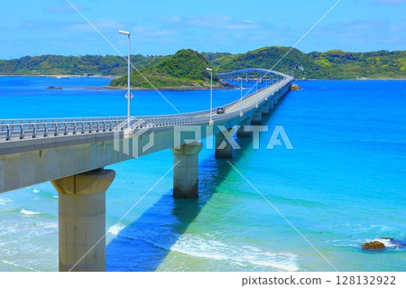 Cobalt blue sea and Tsunoshima Bridge (Shimonoseki City) Cobalt blue sea and Tsunoshima Bridge (Shimonoseki City) 128132922
