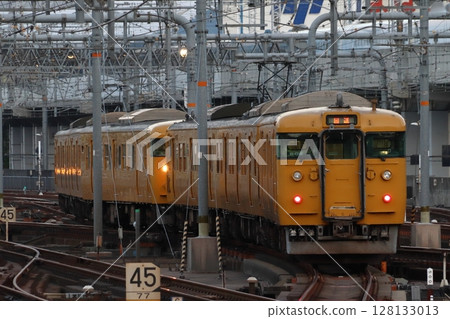 【JR-S】山陽本線115系列車(到達姬路站後停駛) 【JR-S】山陽本線115系列車(到達姬路站後停駛) 128133013