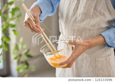 準備雞蛋菜餚的年輕人的手 128133096