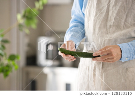 一個年輕人切蔬菜的手 一個年輕人切蔬菜的手 128133110