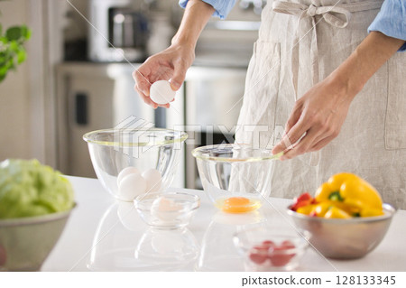 準備雞蛋菜餚的年輕人的手 128133345