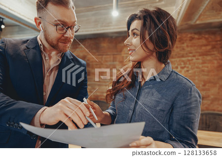 Engaging in Collaborative Business Discussions in the Modern Workspace Environment Engaging in Collaborative Business Discussions in the Modern Workspace Environment 128133658