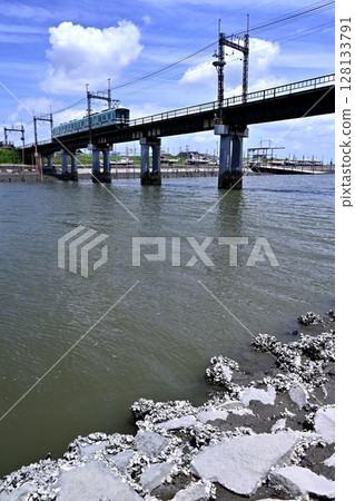 火車穿越鐵橋 128133791