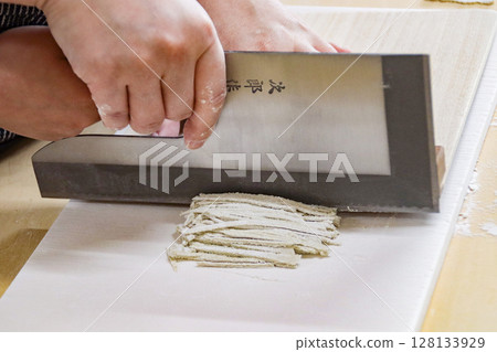 父母與孩子切蕎麥麵的手(孩子:7歲男孩) 父母與孩子切蕎麥麵的手(孩子:7歲男孩) 128133929