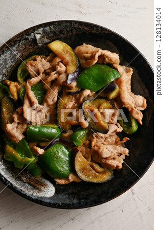 Stir-fried eggplant, green pepper and pork with miso 128134014