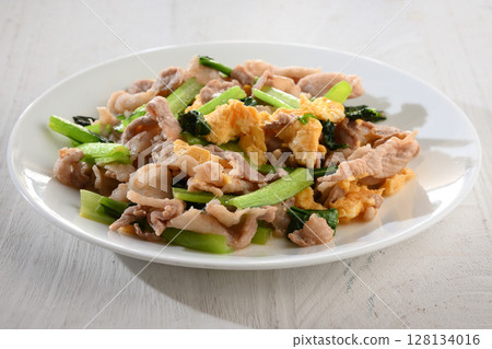 中式炒雞蛋配豬肉和日本芥末菠菜 128134016