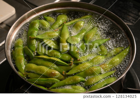 How to boil edamame 128134025
