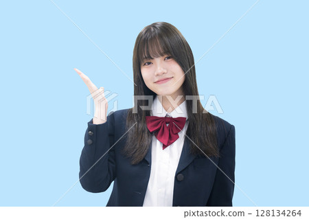 高中女生在補習班或預科學校參加大學入學考試的圖片推薦點淺藍色背景拿著智慧型手機 128134264