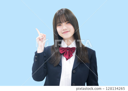 女高中生在補習班或預科學校參加大學入學考試的圖片 指著某個東西 淺藍色背景 拿著智慧型手機 128134265