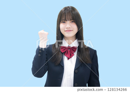 一名高中女生在補習班或預科學校參加大學入學考試的圖像,握拳,淺藍色背景 一名高中女生在補習班或預科學校參加大學入學考試的圖像,握拳,淺藍色背景 128134266