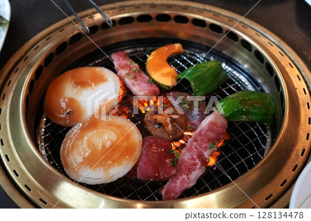 燒烤架上烤著的肉和蔬菜 128134478