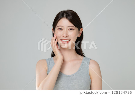 一個女人在背心 128134756